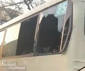 Ростовчане обсуждают в соцсетях маршрутку с разбитыми стеклами окон